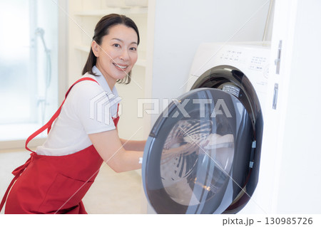 掃除 家事代行 洗濯をするミドル女性 掃除 家事代行 洗濯をするミドル女性 130985726