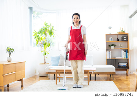 掃除　家事代行　掃除をするミドル女性 130985743