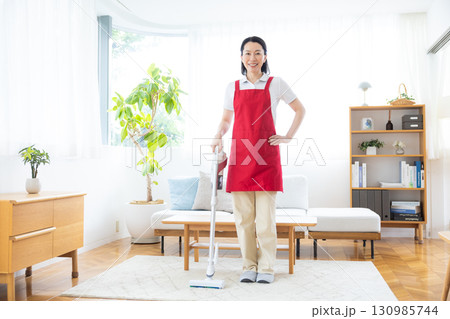 掃除　家事代行　掃除をするミドル女性 130985744
