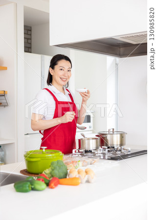 家事代行　料理をするミドル女性 130985820