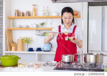 家事代行　料理をするミドル女性 130985838