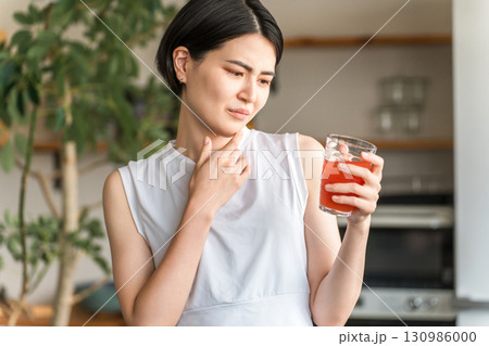 野菜ジュースを飲むスポーツウェア姿の若アジア人女性（便秘改善・むくみ予防・腸内環境） 130986000