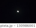夜空に浮かぶ月食 130986001