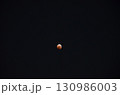 夜空に浮かぶ月食 130986003