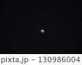 夜空に浮かぶ月食 130986004