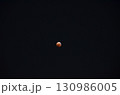 夜空に浮かぶ月食 130986005
