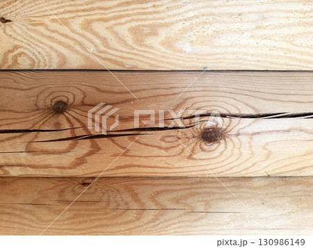 The appearance of cracks on logs during the construction of a house. 130986149