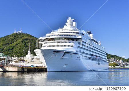 秋の北海道函館市函館港に寄港するクルーズ船飛鳥Ⅲの風景を撮影 秋の北海道函館市函館港に寄港するクルーズ船飛鳥Ⅲの風景を撮影 130987300