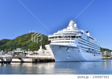 秋の北海道函館市函館港に寄港するクルーズ船飛鳥Ⅲの風景を撮影 秋の北海道函館市函館港に寄港するクルーズ船飛鳥Ⅲの風景を撮影 130987301