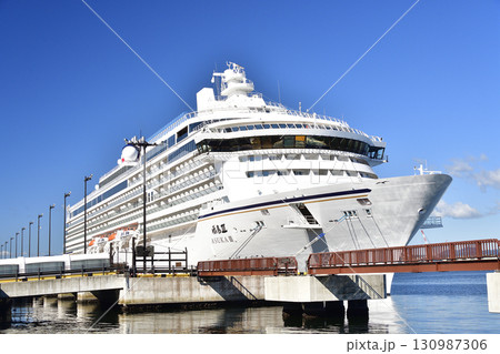 秋の北海道函館市函館港に寄港するクルーズ船飛鳥Ⅲの風景を撮影 130987306