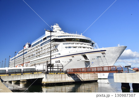 秋の北海道函館市函館港に寄港するクルーズ船飛鳥Ⅲの風景を撮影 秋の北海道函館市函館港に寄港するクルーズ船飛鳥Ⅲの風景を撮影 130987307