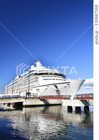 秋の北海道函館市函館港に寄港するクルーズ船飛鳥Ⅲの風景を撮影 130987308
