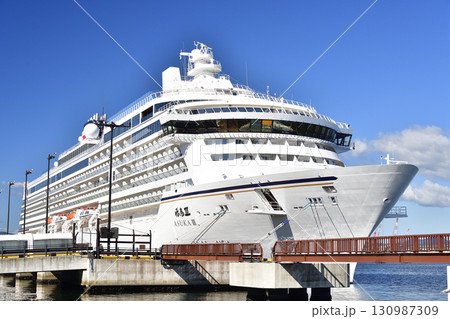 秋の北海道函館市函館港に寄港するクルーズ船飛鳥Ⅲの風景を撮影 130987309