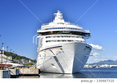秋の北海道函館市函館港に寄港するクルーズ船飛鳥Ⅲの風景を撮影 130987310