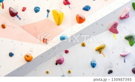《AI画像》カラフルなホールドが付いた白いボルダリングの壁 《AI画像》カラフルなホールドが付いた白いボルダリングの壁 130987393
