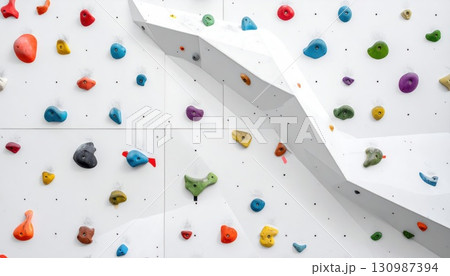 《AI画像》カラフルなホールドが付いた白いボルダリングの壁 130987394