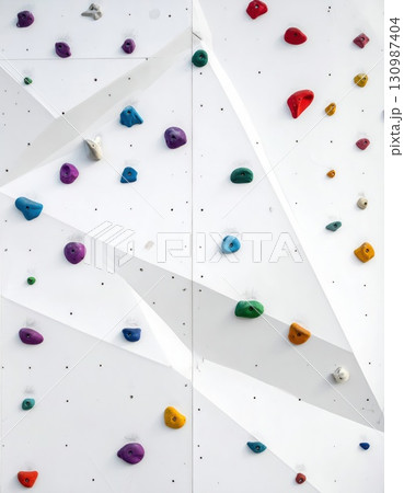 《AI画像》カラフルなホールドが付いた白いボルダリングの壁 《AI画像》カラフルなホールドが付いた白いボルダリングの壁 130987404