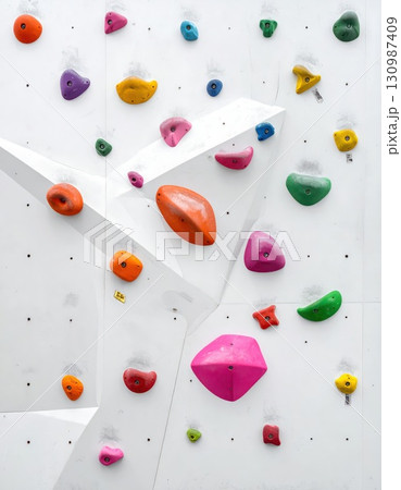 《AI画像》カラフルなホールドが付いた白いボルダリングの壁 130987409