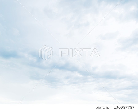雨雲が浮いた明るい白灰色の曇り空の背景画像 130987787