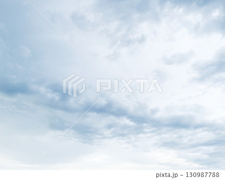 雨雲が浮いた白灰色の曇り空の背景画像 130987788