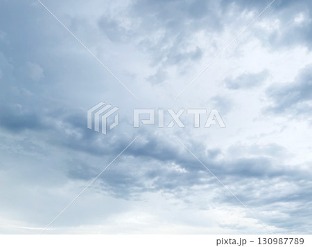 雨雲が浮いた暗い白灰色の曇り空の背景画像 130987789