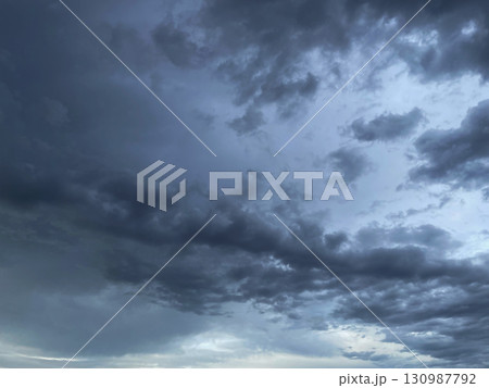 雨雲が浮いた鉛色の曇り空の背景画像 130987792