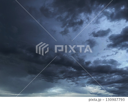 雨雲が浮いた暗い鉛色の曇り空の背景画像 雨雲が浮いた暗い鉛色の曇り空の背景画像 130987793