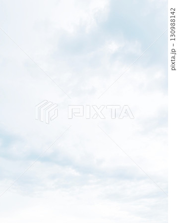 雨雲が浮いた淡く明るい白灰色の曇り空の縦長の背景画像 130988142