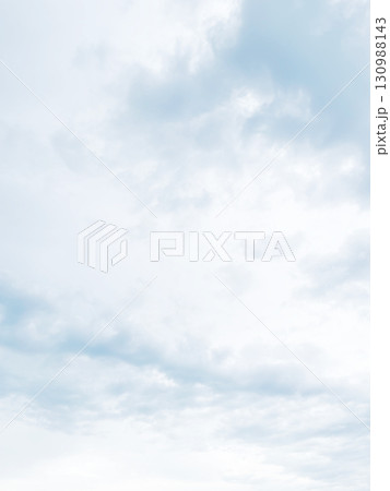 雨雲が浮いた明るい白灰色の曇り空の縦長の背景画像 130988143