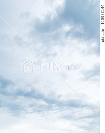 雨雲が浮いた白灰色の曇り空の縦長の背景画像 雨雲が浮いた白灰色の曇り空の縦長の背景画像 130988144
