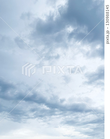 雨雲が浮いた暗い白灰色の曇り空の縦長の背景画像 130988145