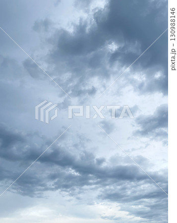 雨雲が浮いた灰色の曇り空の縦長の背景画像 130988146