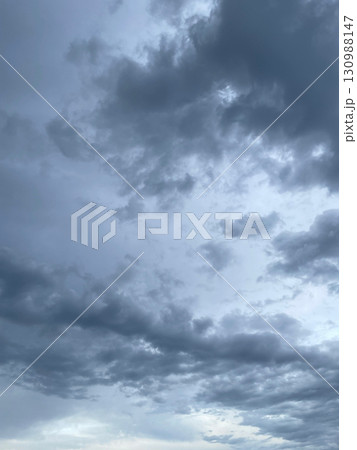雨雲が浮いた暗い灰色の曇り空の縦長の背景画像 雨雲が浮いた暗い灰色の曇り空の縦長の背景画像 130988147