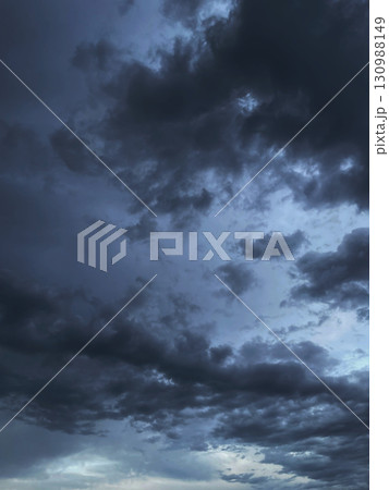 雨雲が浮いた暗い鉛色の曇り空の縦長の背景画像 雨雲が浮いた暗い鉛色の曇り空の縦長の背景画像 130988149