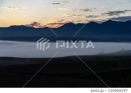 朝霧と朝焼けの丘 130988297