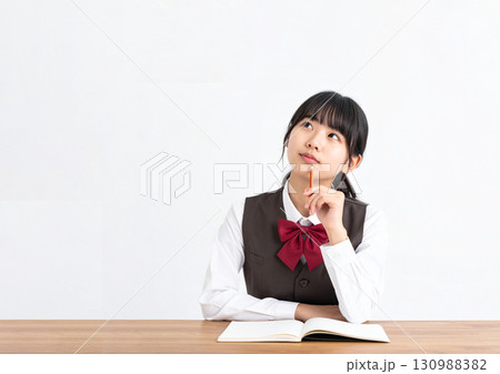 ペンを持って考える女子高生_01 130988382