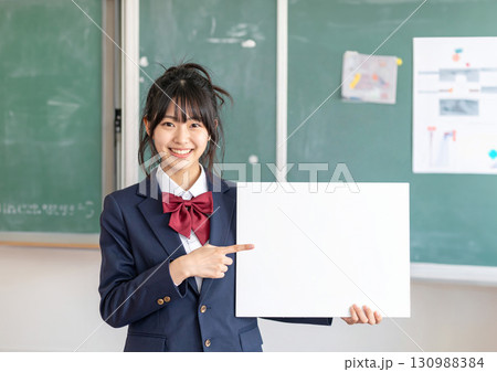 ホワイトボードを持つ女子高生_01 130988384