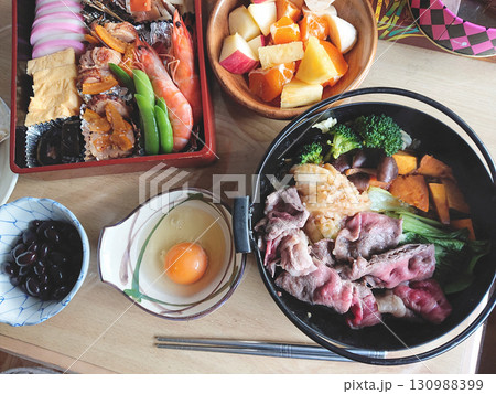 Sukiyaki & Osechi 日本のお正月料理の例 (牛すき焼きとおせち料理の組み合わせ例) Sukiyaki & Osechi 日本のお正月料理の例 (牛すき焼きとおせち料理の組み合わせ例) 130988399