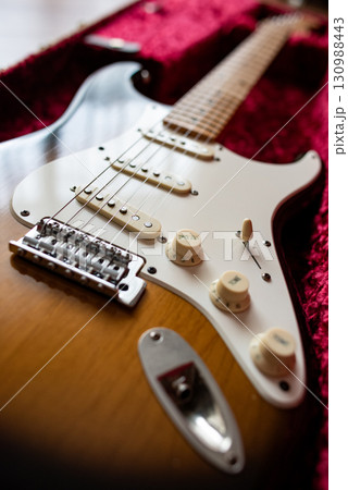 ハードケースに入ったエレキギター 130988443