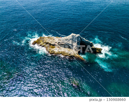 ヒリゾ浜のある中木沖の沖磯。 日本でも屈指の磯釣りのポイントである。ヒリゾ浜中木南伊豆町伊豆半島静岡 130988660