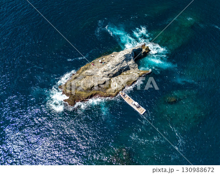 ヒリゾ浜のある中木沖の沖磯。 日本でも屈指の磯釣りのポイントである。ヒリゾ浜中木南伊豆町伊豆半島静岡 ヒリゾ浜のある中木沖の沖磯。 日本でも屈指の磯釣りのポイントである。ヒリゾ浜中木南伊豆町伊豆半島静岡 130988672