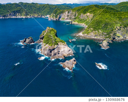 ヒリゾ浜のある中木沖の沖磯。 日本でも屈指の磯釣りのポイントである。ヒリゾ浜中木南伊豆町伊豆半島静岡 130988676