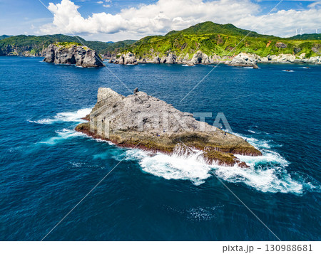 ヒリゾ浜のある中木沖の沖磯。 日本でも屈指の磯釣りのポイントである。ヒリゾ浜中木南伊豆町伊豆半島静岡 ヒリゾ浜のある中木沖の沖磯。 日本でも屈指の磯釣りのポイントである。ヒリゾ浜中木南伊豆町伊豆半島静岡 130988681