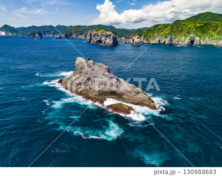 ヒリゾ浜のある中木沖の沖磯。 日本でも屈指の磯釣りのポイントである。ヒリゾ浜中木南伊豆町伊豆半島静岡 130988683
