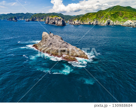 ヒリゾ浜のある中木沖の沖磯。 日本でも屈指の磯釣りのポイントである。ヒリゾ浜中木南伊豆町伊豆半島静岡 130988684