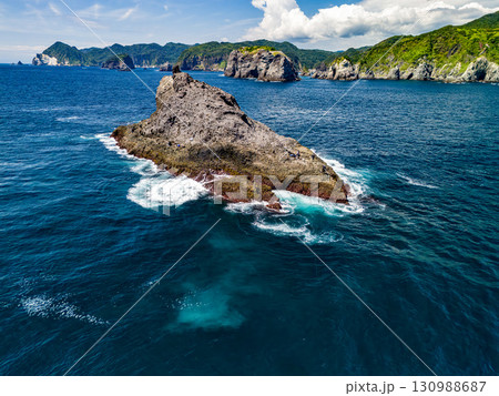 ヒリゾ浜のある中木沖の沖磯。 日本でも屈指の磯釣りのポイントである。ヒリゾ浜中木南伊豆町伊豆半島静岡 130988687
