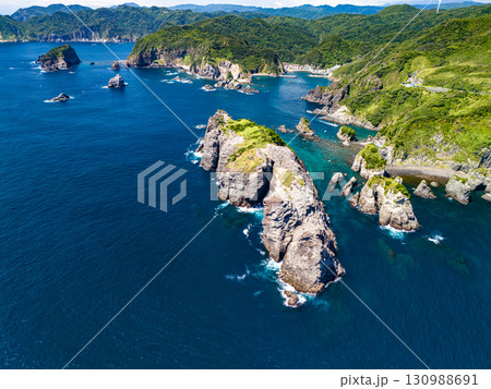 ヒリゾ浜のある中木沖の沖磯。 日本でも屈指の磯釣りのポイントである。ヒリゾ浜中木南伊豆町伊豆半島静岡 ヒリゾ浜のある中木沖の沖磯。 日本でも屈指の磯釣りのポイントである。ヒリゾ浜中木南伊豆町伊豆半島静岡 130988691