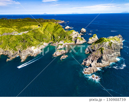 ヒリゾ浜と周辺の小島や海域を調査するための空中撮影をしている。 地元の漁協に許可を得てドローンを飛行 130988739