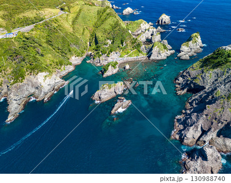 ヒリゾ浜と周辺の小島や海域を調査するための空中撮影をしている。 地元の漁協に許可を得てドローンを飛行 130988740