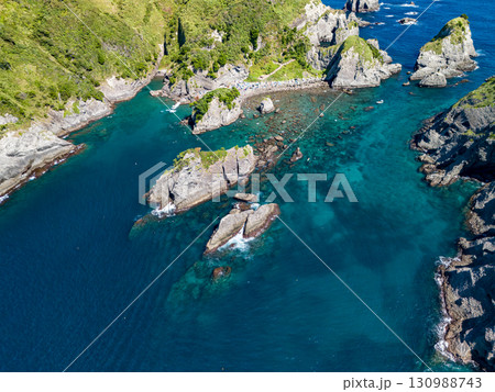 ヒリゾ浜と周辺の小島や海域を調査するための空中撮影をしている。 地元の漁協に許可を得てドローンを飛行 130988743